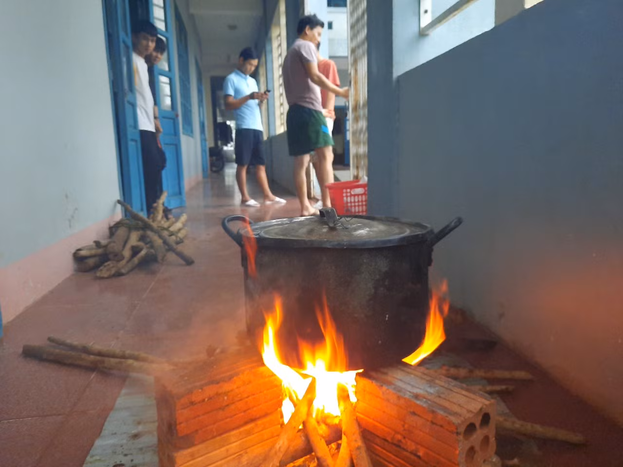 Nồi cơm nấu ngay giữa hành lang vì lũ hoành hành.