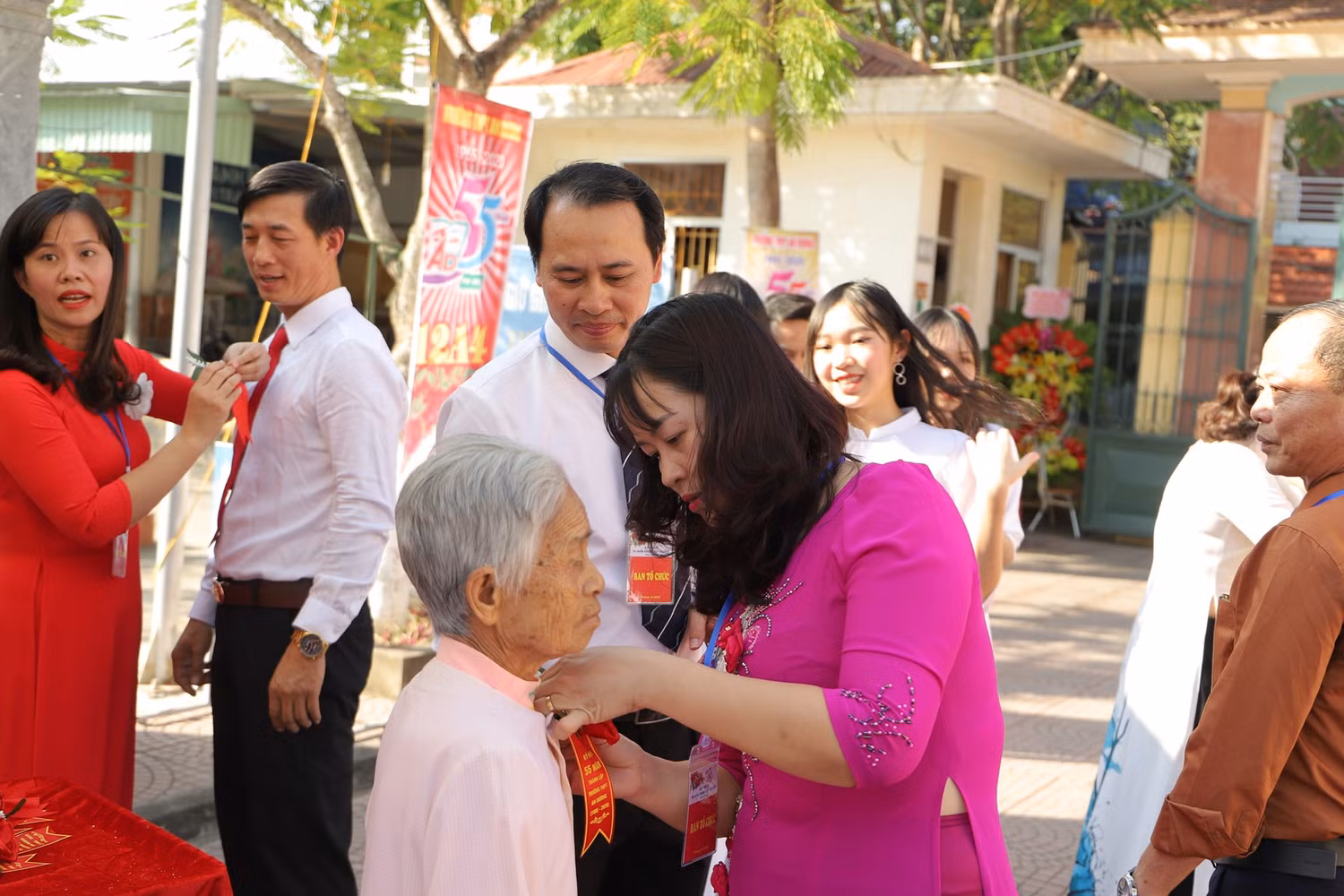 Cô, thầy nhiều thế hệ đã thầm lặng đưa đò cho học sinh An Dương tự hào về ngôi trường mình đã học tập và trưởng thành.