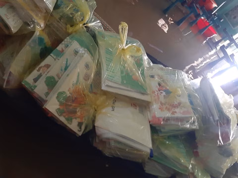 Sách vở của học sinh trường Vĩnh Lâm suýt bị ngập trong nước lũ nhưng may mắn được di chuyển kịp thời. Ảnh: Cô giáo Nguyễn Thị Anh Đào. Sách vở của học sinh trường Vĩnh Lâm suýt bị ngập trong nước lũ nhưng may mắn được di chuyển kịp thời. Ảnh: Cô giáo Nguyễn Thị Anh Đào.