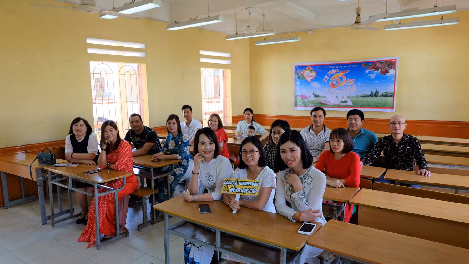 Dành cả thanh xuân để...đi họp lớp.