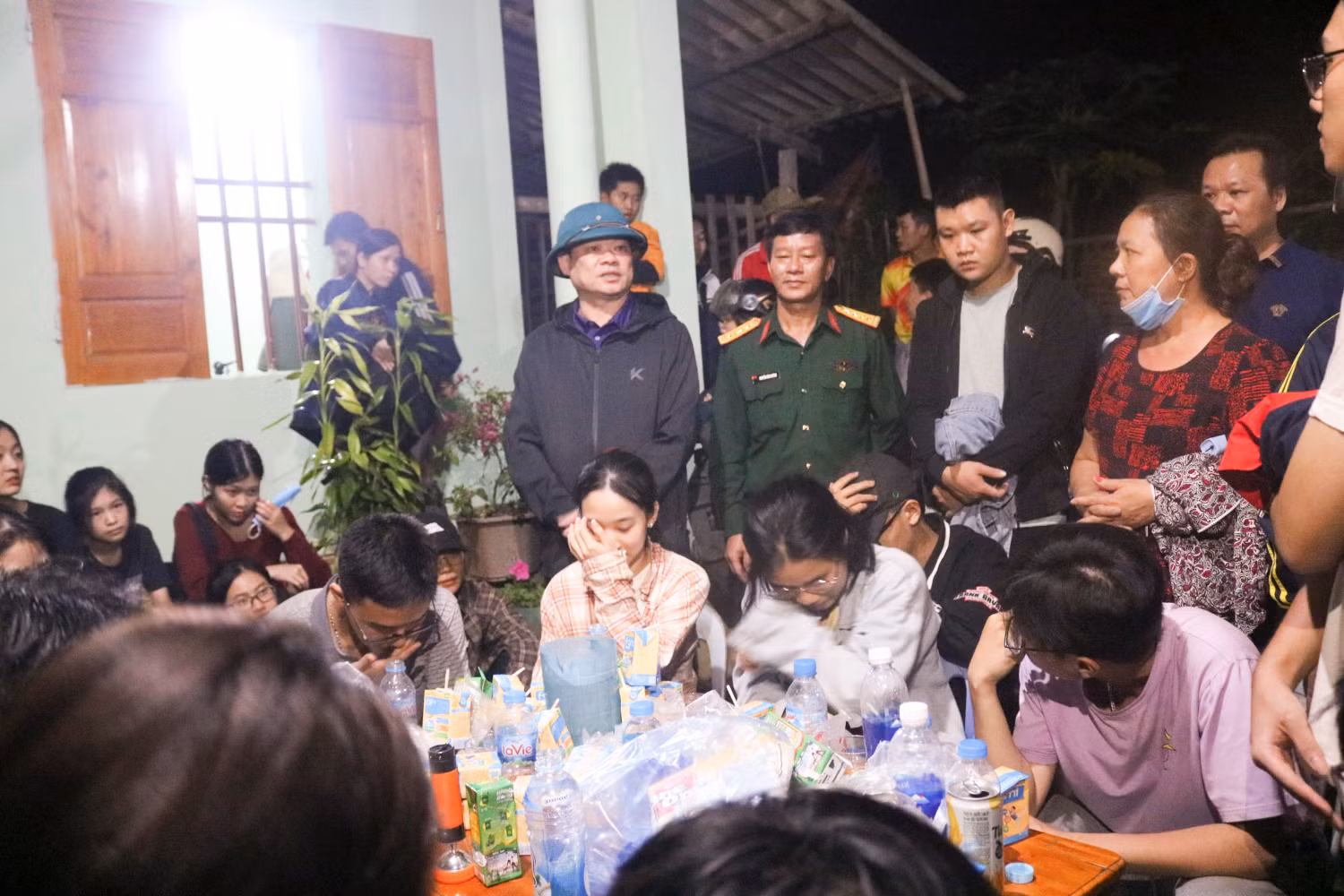 Các em học sinh được giải cứu thành công. Ảnh: QH