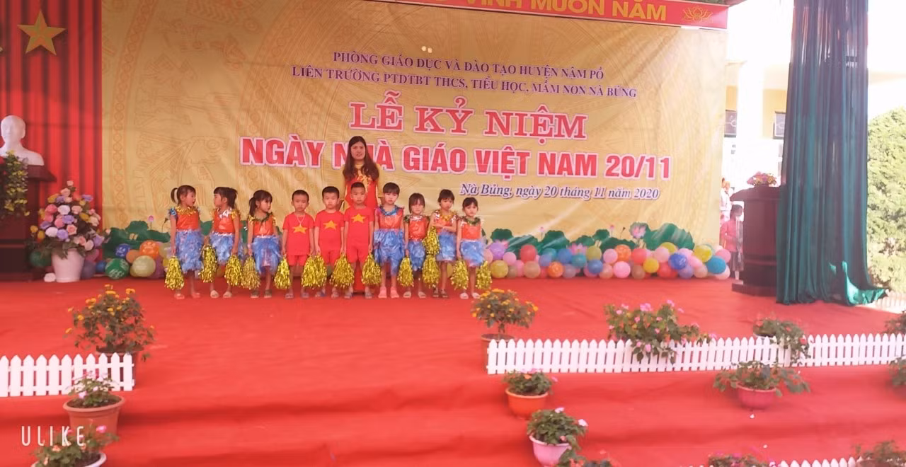 Hạnh phúc của cô giáo Phạm Thị Tuyến trong ngày nhà giáo Việt Nam. Ảnh: NVCC