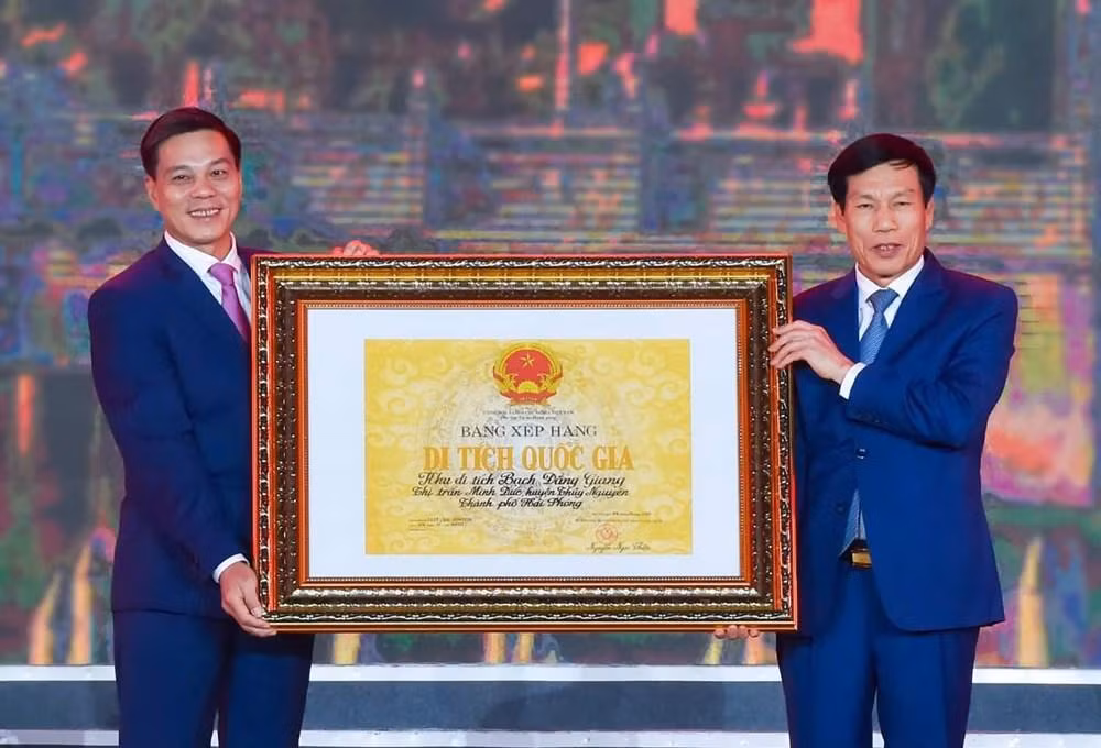 Ông Nguyễn Ngọc Thiện, Bộ Trưởng Bộ Văn hóa Thể thao và Du lịch đã trao Bằng xếp hạng Di tích lịch sử cho ông Nguyễn Văn Tùng, Chủ tịch Ủy ban nhân dân thành phố Hải Phòng. (Ảnh: CTV) Ông Nguyễn Ngọc Thiện, Bộ Trưởng Bộ Văn hóa Thể thao và Du lịch đã trao Bằng xếp hạng Di tích lịch sử cho ông Nguyễn Văn Tùng, Chủ tịch Ủy ban nhân dân thành phố Hải Phòng. (Ảnh: CTV)