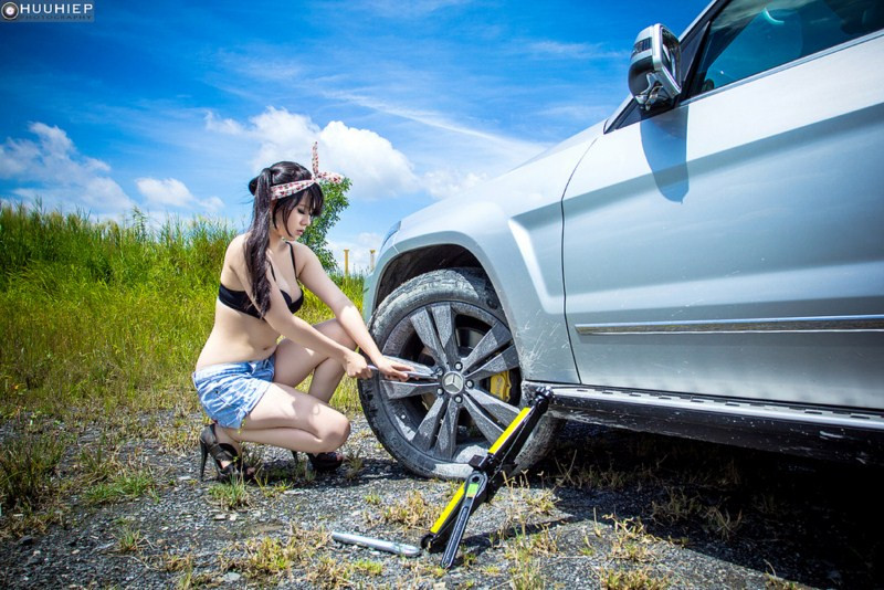 Hai đầu xe được tạo dáng sắc nét và năng động với những đường nét dứt khoát và điểm nhấn phía trước là dàn đèn Bi-xenon với công nghệ chiếu sáng thông minh; nổi bật phía sau là cụm đèn sau công nghệ LED và ống xả kép.