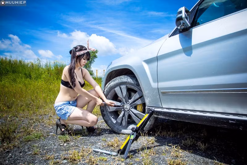 Hai đầu xe được tạo dáng sắc nét và năng động với những đường nét dứt khoát và điểm nhấn phía trước là dàn đèn Bi-xenon với công nghệ chiếu sáng thông minh; nổi bật phía sau là cụm đèn sau công nghệ LED và ống xả kép. Hai đầu xe được tạo dáng sắc nét và năng động với những đường nét dứt khoát và điểm nhấn phía trước là dàn đèn Bi-xenon với công nghệ chiếu sáng thông minh; nổi bật phía sau là cụm đèn sau công nghệ LED và ống xả kép.