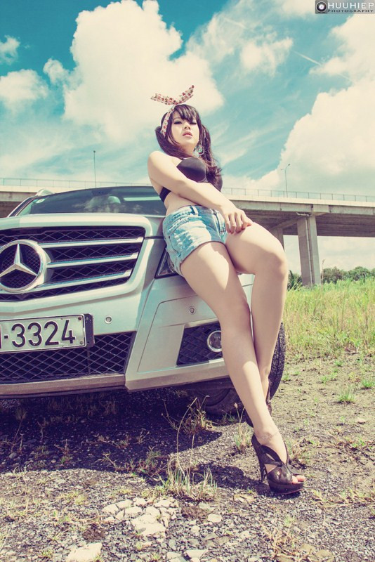 Thân xe mạnh mẽ và hiện đại với những gờ nổi, bộ trang bị ngoại thất thể thao và đặc biệt là bộ mâm xe hợp kim 19 inch-những yếu tố này không chỉ giúp GLK 4matic sở hữu những tỷ lệ cân đối tối ưu mà còn chứng tỏ bản lĩnh của mình trước những địa hình thử thách.