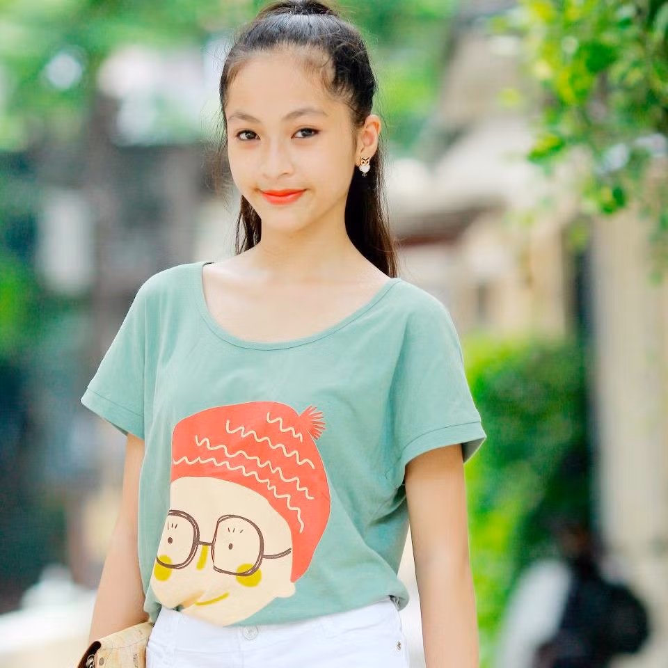 Bùi Hà Anh sinh năm 1998, học sinh Trường THCS Đống Đa, Hà Nội. <<Á KHÔI CĐ TÀI CHÍNH - HẢI QUAN ĐẸP LÃNG MẠN TRONG SẮC TÍM <<HOT GIRL CẨM TÚ ĐẸP LÃNG MẠN TRONG SẮC MÀU HOA CỎ <<NGỠ NGÀNG HOT GIRL CÓ VẺ ĐẸP GIỐNG CA SỸ BẢO THY <<NỮ SINH CĐ DU LỊCH ĐẸP DỊU DÀNG TRONG NẮNG THU