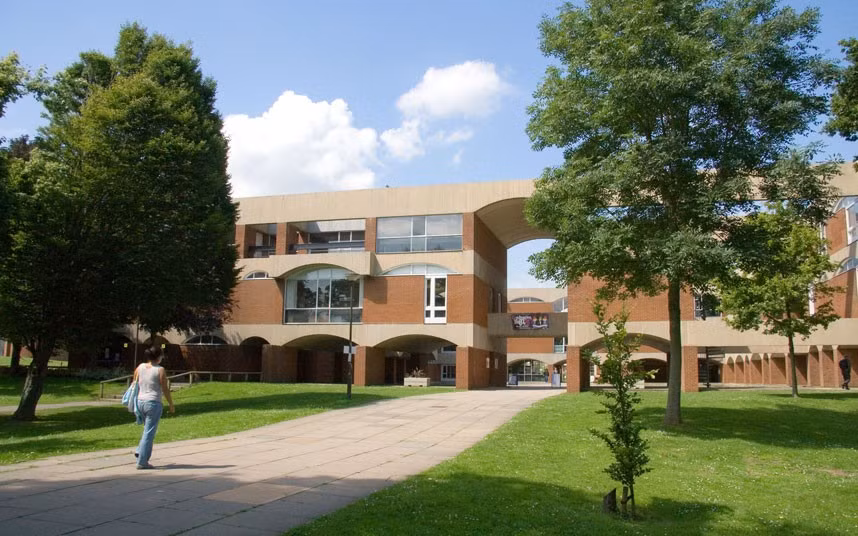 Đại học Sussex với kiến trúc hiện đại dù không thể là hương vị của tất cả mọi người, nhưng truyền thống chắc chắn sẽ được xoa dịu bởi những quan điểm xung quanh Vườn quốc gia South Down. >>Chùm ảnh:Học sinh 5 nước tranh tài trong ngày hội Robotics 2012 >>Hoa khôi các trường Đại học, Cao đẳng >>Ngôi sao học đường