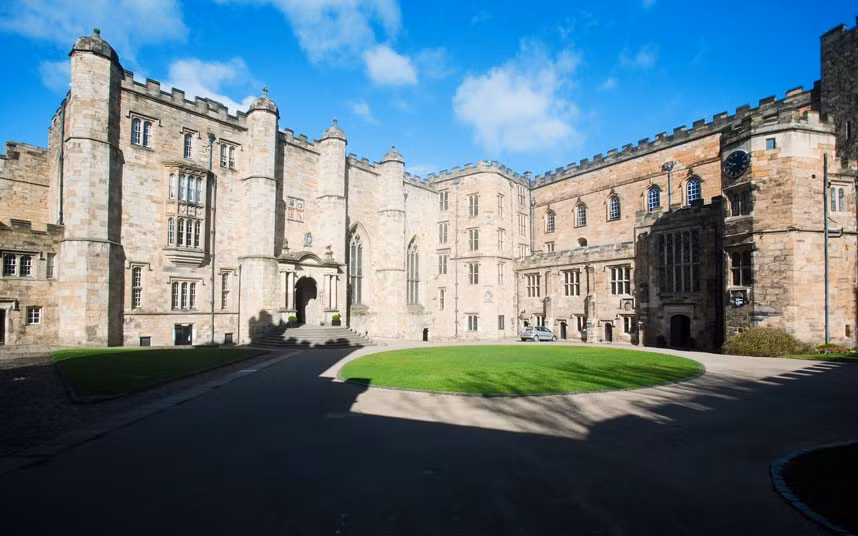 Các trường cao đẳng của Đại học Durham thay đổi cực kỳ hiện đại thời trung cổ, chẳng hạn như vị trí của Castle Durham University College trong ảnh này. >>Chùm ảnh:Học sinh 5 nước tranh tài trong ngày hội Robotics 2012 >>Hoa khôi các trường Đại học, Cao đẳng >>Ngôi sao học đường