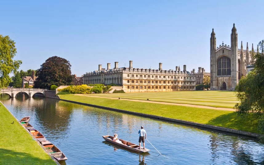 Nhắc đến Oxford không thể không nhắc đến Cambridge. Đây là viện đại học cổ xưa thứ hai sau viện đại học Oxford. Du khách thường đặc biệt ngưỡng mộ vị trí đẹp như mơ này, ánh nắng chan hòa và dòng sông cạnh trường rất thơ mộng. >>Chùm ảnh:Học sinh 5 nước tranh tài trong ngày hội Robotics 2012 >>Hoa khôi các trường Đại học, Cao đẳng >>Ngôi sao học đường