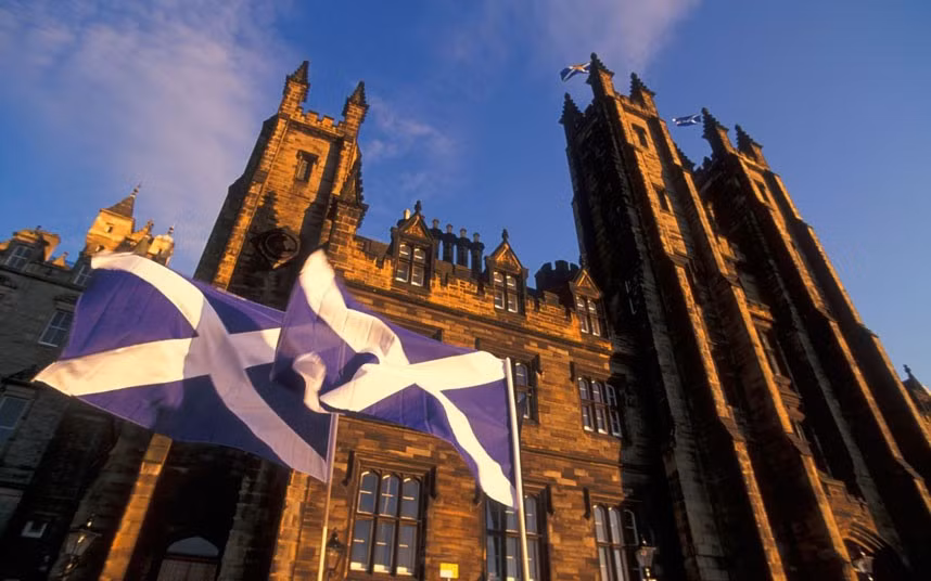 Đại học Edinburgh 's College gothic - Khoa Divinity, có niên đại từ năm 1843. Hội trường lân cận New College cũng phục vụ như là một địa điểm tổ chức lễ hội Edinburgh. >>Chùm ảnh:Học sinh 5 nước tranh tài trong ngày hội Robotics 2012 >>Hoa khôi các trường Đại học, Cao đẳng >>Ngôi sao học đường