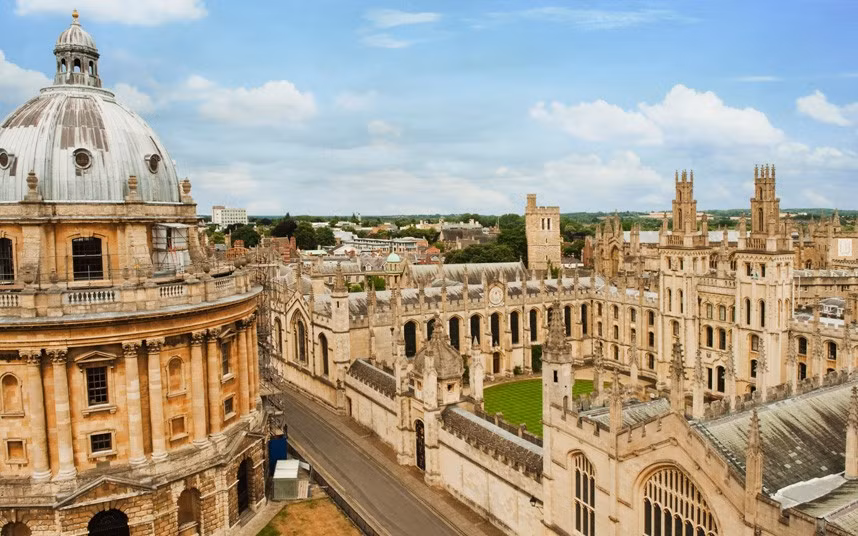 Đại học Oxford với ngọn tháp thơ mộng, đá vàng, nhiều sinh viên đã lấy cảm hứng cho các thế hệ sau bởi ngọn tháp đẹp này. Điểm nổi bật kiến trúc bao gồm Radcliffe Camera thế kỷ 18 (ảnh trái), thư viện Bodleian và Magdalen Colleg bên phải. >>Chùm ảnh:Học sinh 5 nước tranh tài trong ngày hội Robotics 2012 >>Hoa khôi các trường Đại học, Cao đẳng >>Ngôi sao học đường