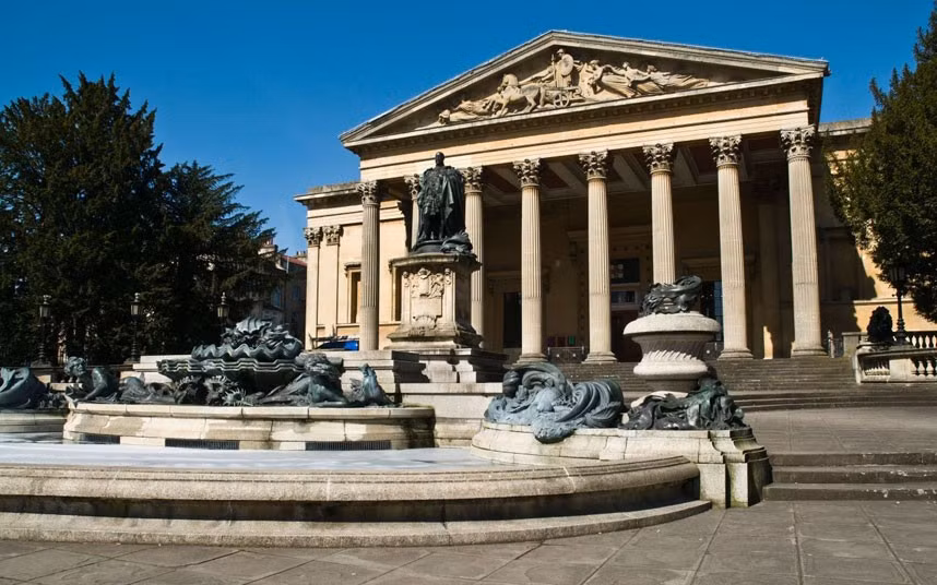 Victoria Rooms, cơ sở giảng dạy môn âm nhạc của đại học Bristol, nơi được xếp vào hạng di tích văn hóa nước Anh. >>Chùm ảnh:Học sinh 5 nước tranh tài trong ngày hội Robotics 2012 >>Hoa khôi các trường Đại học, Cao đẳng >>Ngôi sao học đường