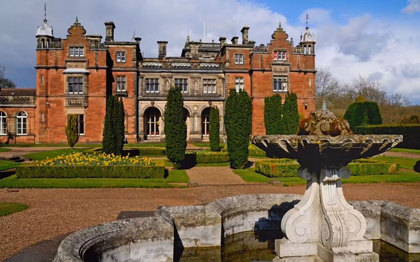 Tọa lạc trong một khuôn viên đẹp như tranh vẽ vùng nông thôn ở Staffordshire, Keele University mang lại lợi ích không chỉ từ phong cảnh mà còn từ phong cách ngôi trường. Nó phục vụ như là trung tâm hội nghị các trường đại học. >>Chùm ảnh:Học sinh 5 nước tranh tài trong ngày hội Robotics 2012 >>Hoa khôi các trường Đại học, Cao đẳng >>Ngôi sao học đường
