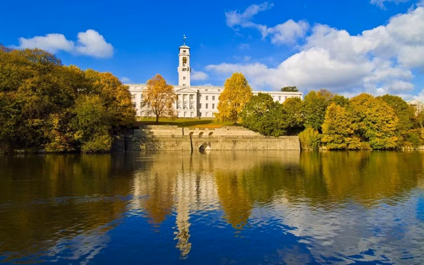 Đại học Nottingham Trent - thành phố cùng tên có thể đã trải qua nhiều nỗ lực trong những năm gần đây, vẻ đẹp của các tòa nhà trường đại học của nó bao gồm cả các tòa nhà Trent - một II- niêm yết lớp đá vôi cấu trúc mở của Vua George V năm 1928. >>Chùm ảnh:Học sinh 5 nước tranh tài trong ngày hội Robotics 2012 >>Hoa khôi các trường Đại học, Cao đẳng >>Ngôi sao học đường