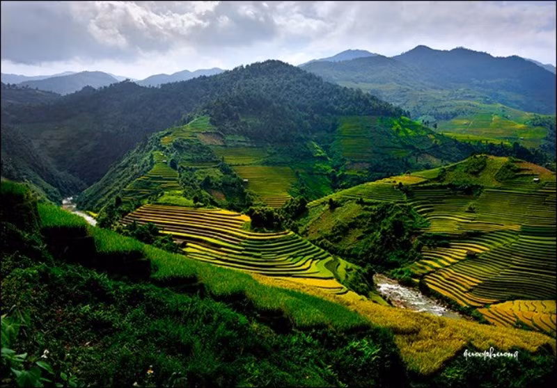 Nhìn từ ngọn núi này sang ngọn núi khác, ruộng bậc thang xen kẽ dưới thung lũng núi cứ nối đuôi nhau chạy mãi, giống như mảnh đất truyền thống được con người kế tiếp nhau từ đời này qua đời khác.