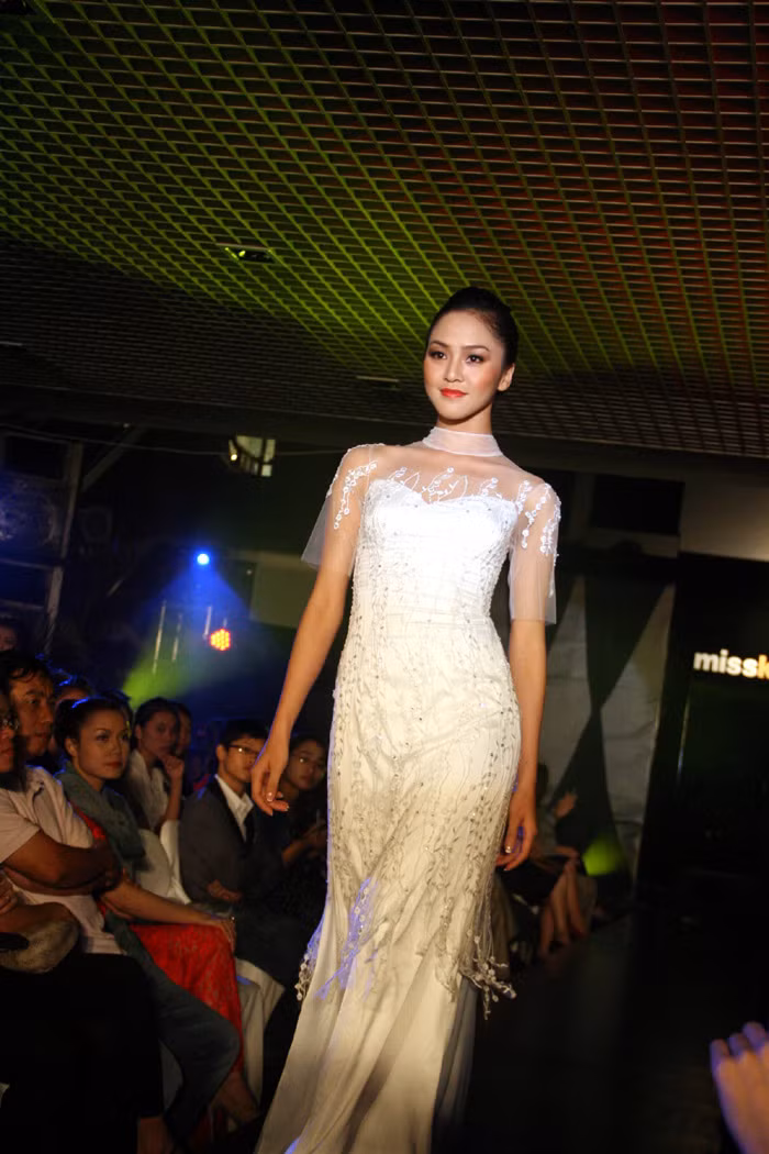 Top 5 Hoa hậu TGVN Phan Thị Lý trình diễn trang phục áo cưới.
