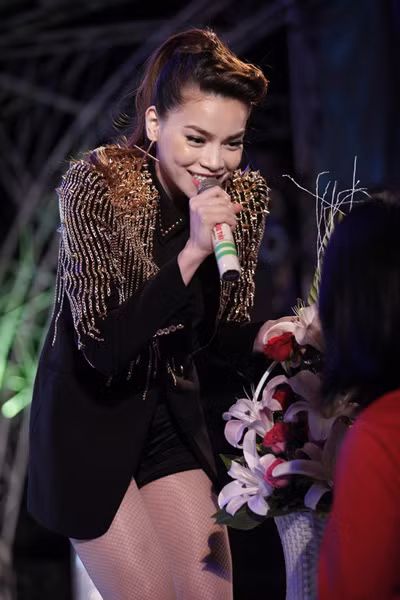 Cô trình diễn ca khúc 'Bay lên tình yêu' sôi động và cuồng nhiệt.