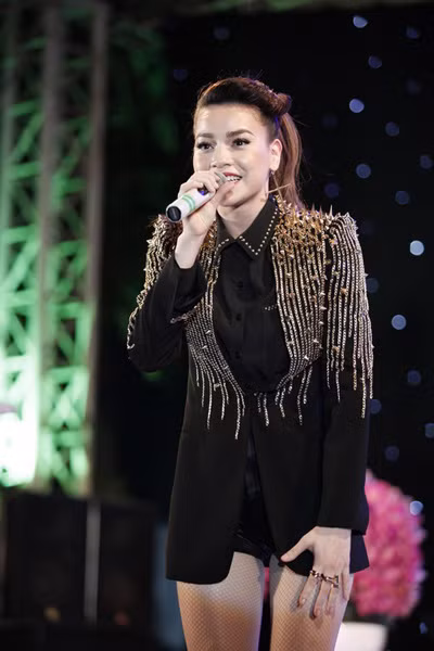 Sau ca khúc đầu tiên, cô bối rối khi không biết phải hát bài gì tiếp theo trước những yêu cầu khác nhau từ người hâm mộ.