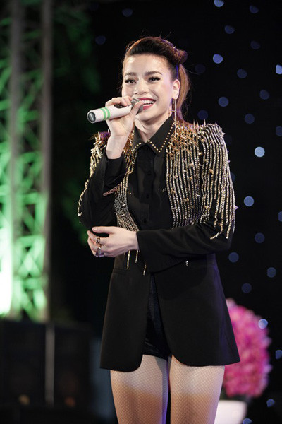 Hà Hồ nở nụ cười hạnh phúc khi nghe khán giả gọi vang tên mình.