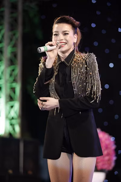 Hà Hồ nở nụ cười hạnh phúc khi nghe khán giả gọi vang tên mình.