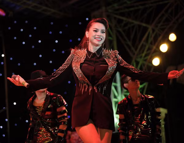Nữ ca sĩ xuất hiện ở giữa chương trình 'Đưa em vào hạ' do Đàm Vĩnh Hưng tổ chức, được khán giả cổ vũ nồng nhiệt.