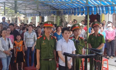 Nhiều người theo dõi phiên tòa xét xử bị cáo Tuấn