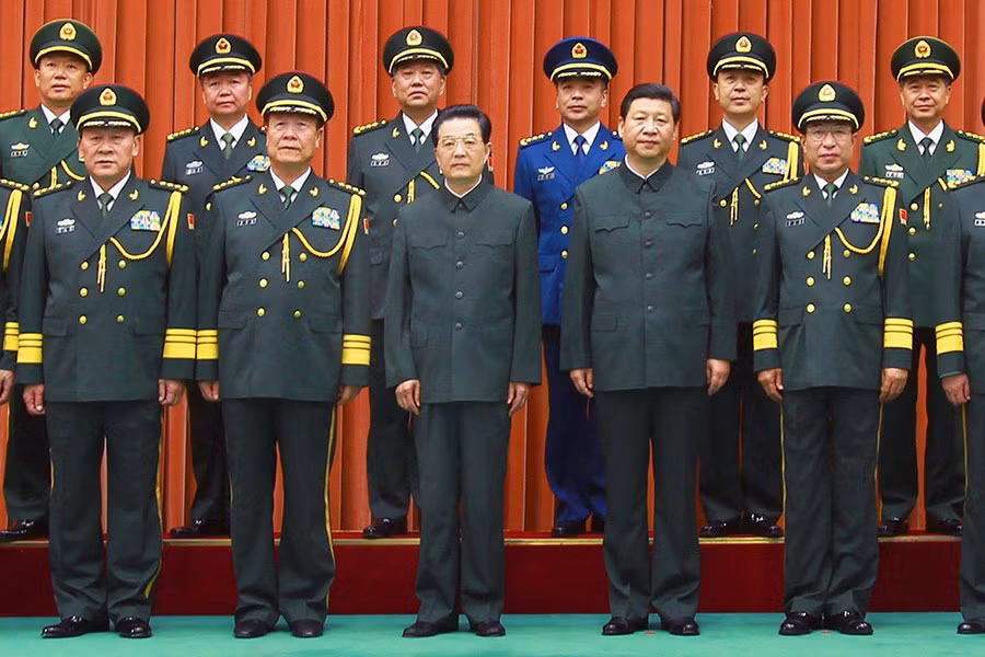 Ông Tập Cận Bình và ông Hồ Cẩm Đào trong lễ thăng quân hàm thượng tướng cho 6 sĩ quan cao cấp ngày 1/8 vừa qua trước thềm đại hội 18, khi đó ông Hồ Cẩm Đào vẫn giữ ghế Chủ tịch Quân ủy Trung ương