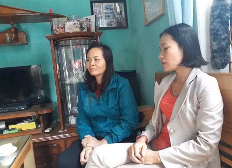 Các giáo viên buồn bã vì bất ngờ bị chuyển đến nơi khác công tác (ảnh minh họa của Sông Mã/giaoduc.net.vn.