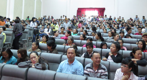 Đông đảo người dân ngồi chật kín hội trường từ hơn 7 giờ