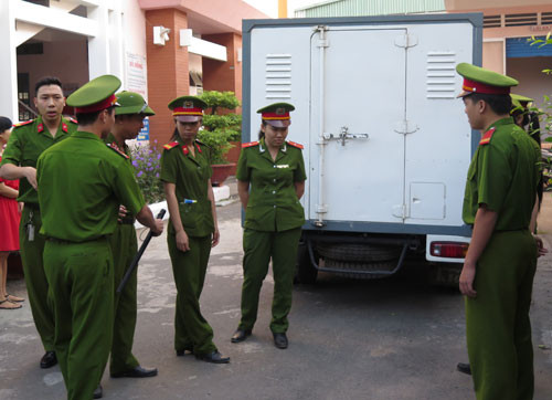 Xe chở hai bảo mẫu Phương và Lý