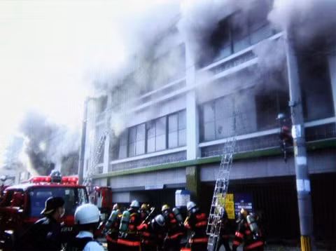 Lính cứu hỏa nỗ lực dập tắt đám cháy tại khách sạn 4 tầng. Ảnh: AFP. Lính cứu hỏa nỗ lực dập tắt đám cháy tại khách sạn 4 tầng. Ảnh: AFP.