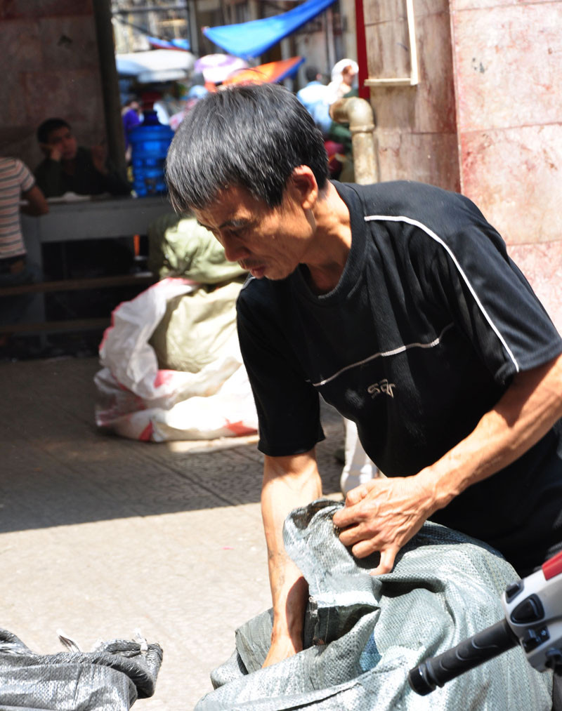 Những gánh hàng rong vẫn bước đi khắp nơi trên phố.