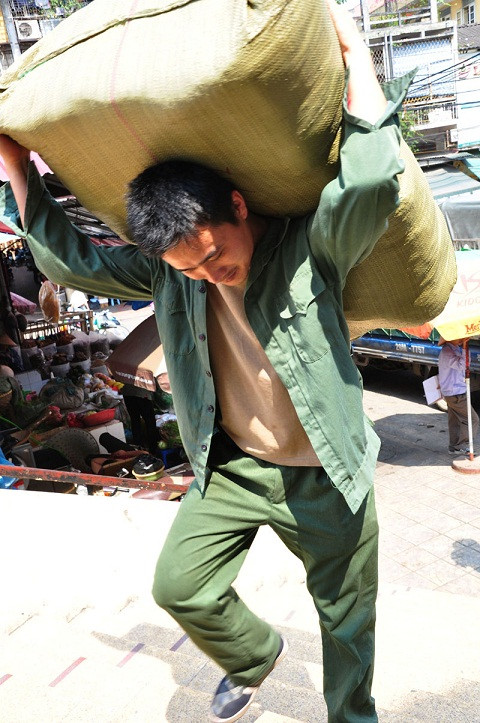 Một bộ phận không nhỏ người lao động bốc vác trong chợ Đồng Xuân không biết đến giấc ngủ trưa.