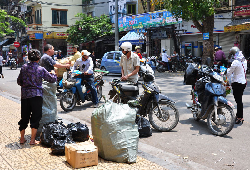 Trong những ngày gần đây, nền nhiệt độ ngoài trời lúc trưa có thể lên tới hơn 40 độ C. Nhiều người đã hạn chế ra đường nhưng cách chống nắng của người lao động trong thời điểm này là làm quen dần với nắng.