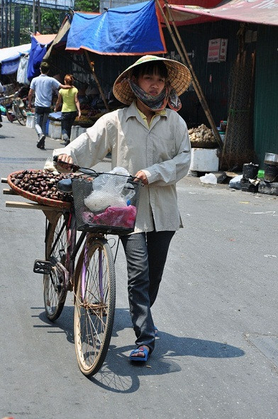 Rong ruổi trên nhiều tuyến phố, người phụ nữ phải gồng mình với “làn” mưu sinh.