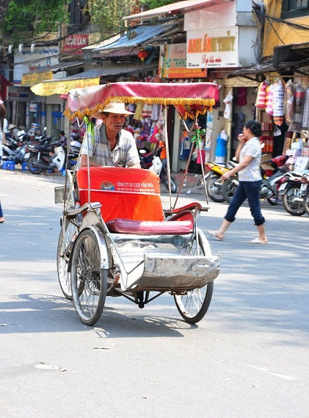 Dưới cái nắng, chiếc xích lô dường như nặng nề hơn khi không có khách.