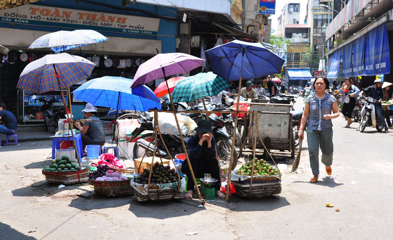 Gian hàng chống nắng bằng những chiếc ô.
