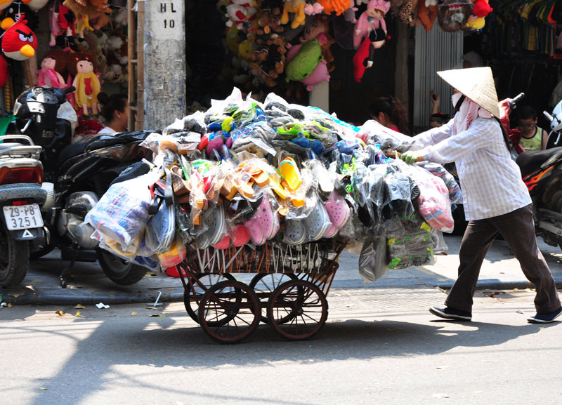 Những chiếc xe bán hàng rong vẫn lưu động trên khắp tuyến phố của thủ đô.