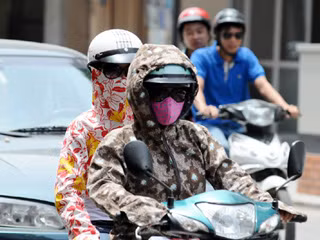 Người dân Hà Nội vất vả chống chọi với nắng nóng gay gắt. Ảnh: Ngọc Thắng. Người dân Hà Nội vất vả chống chọi với nắng nóng gay gắt. Ảnh: Ngọc Thắng.