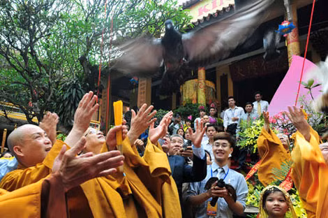 Phó Thủ tướng Nguyễn Thiện Nhân và các hòa thượng thả chim phóng sinh tại đại lễ. Ảnh: VnExpress. Phó Thủ tướng Nguyễn Thiện Nhân và các hòa thượng thả chim phóng sinh tại đại lễ. Ảnh: VnExpress.