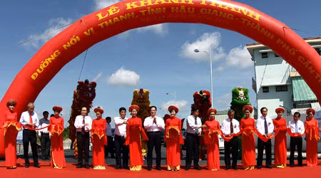 Thủ tướng Nguyễn Tấn Dũng cắt băng khánh thành.
