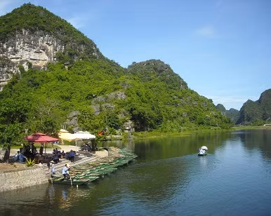 Thuyền rời bến dẫn du khách thăm thú non nước Tràng An.