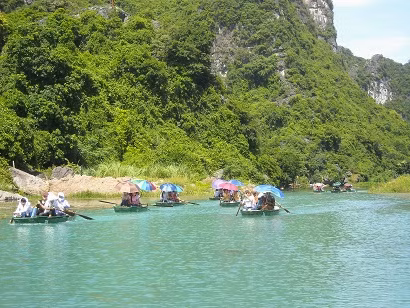 Thung nước màu xanh như ngọc.