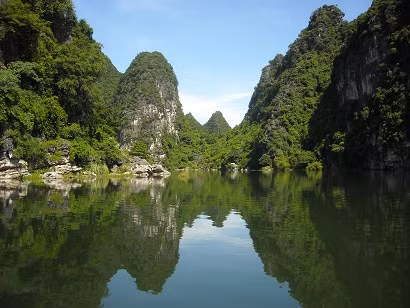 Đường đi vào hang Địa Linh – hang đầu tiên trong chuyến hành trình khám phá 11 hang động của Tràng An.