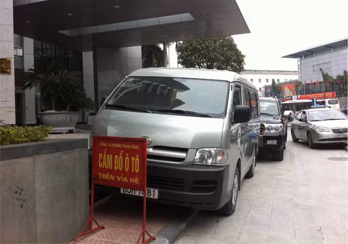 Đỗ xe ngay tại chỗ có biển cấm. Ảnh: Lê Minh Tuấn.