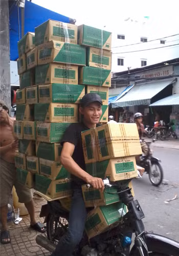 Chở hàng cồng kềnh, chụp trên đường Chu Văn An, phường Bình Tây, quận 6. Ảnh: Bé Út.
