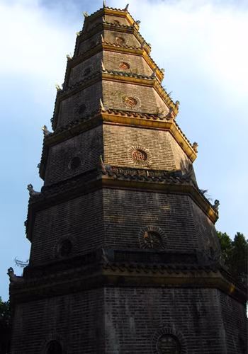 Tháp chuông chùa Thiên Mụ.