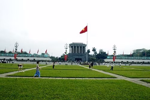 Thí điểm đi bộ quanh khu vực Lăng Bác. Ảnh: Diễn đàn doanh nghiệp. Thí điểm đi bộ quanh khu vực Lăng Bác. Ảnh: Diễn đàn doanh nghiệp.