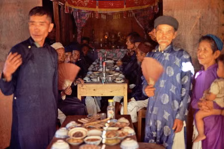 Sau nghi lễ trước bàn thờ tổ tiên, mọi người bắt đầu ăn cỗ. Đây là một bữa tiệc có nhiều món ăn kỳ lạ. Tôi chỉ nhận ra được cơm và tiết canh bò, những món khác thì chịu. Ảnh: Tiệc cưới rất ngon miệng, dù nhiều món tôi không biết phải gọi là gì.